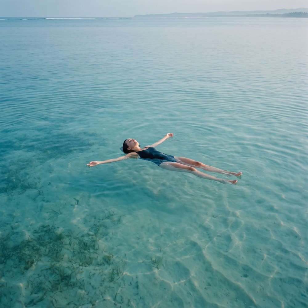 Pessoa flutuando relaxada na água