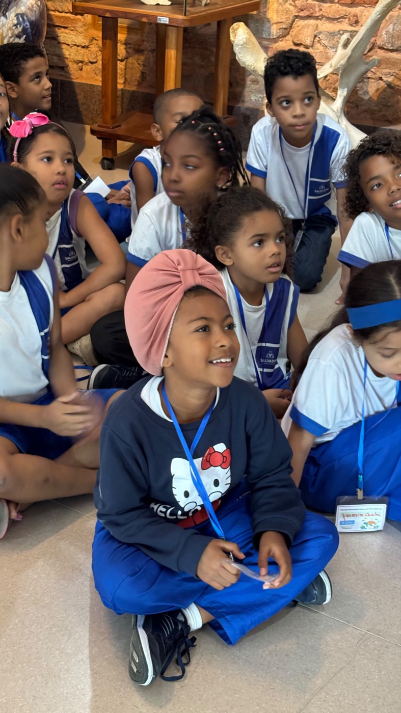 Criança atenta em atividade educativa