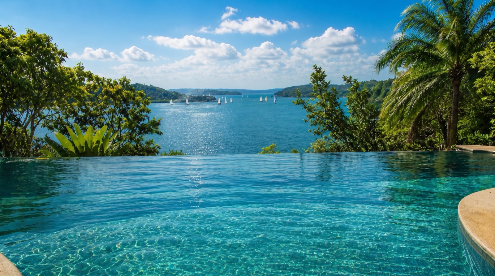 Piscina de borda infinita com vista para a baía